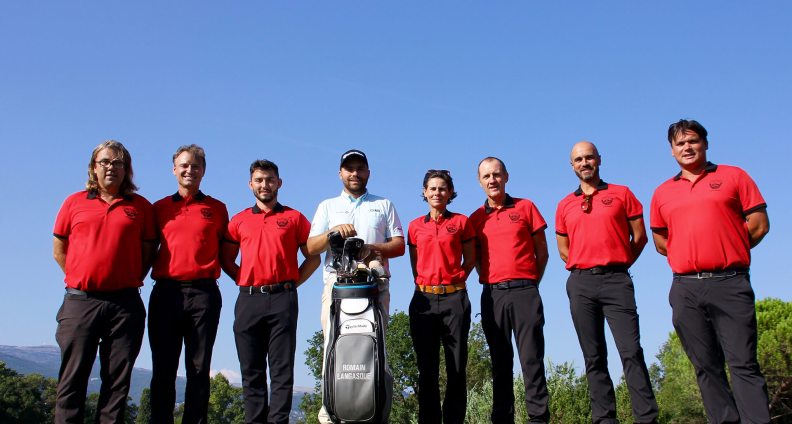 L'équipe des pros entoure Romain Langasque le golfeur professionnel issu de Saint Donat