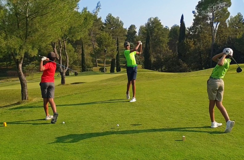 Stage intensif pour adolescents et enfants pendant les vacances de golf